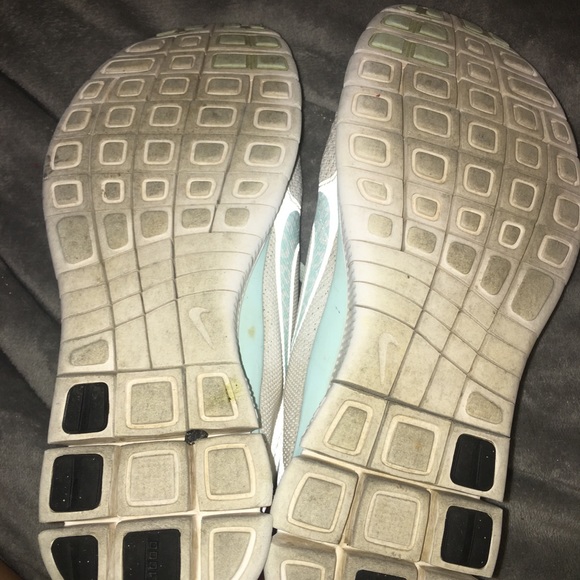 Nike Free Runs - Picture 3 of 4